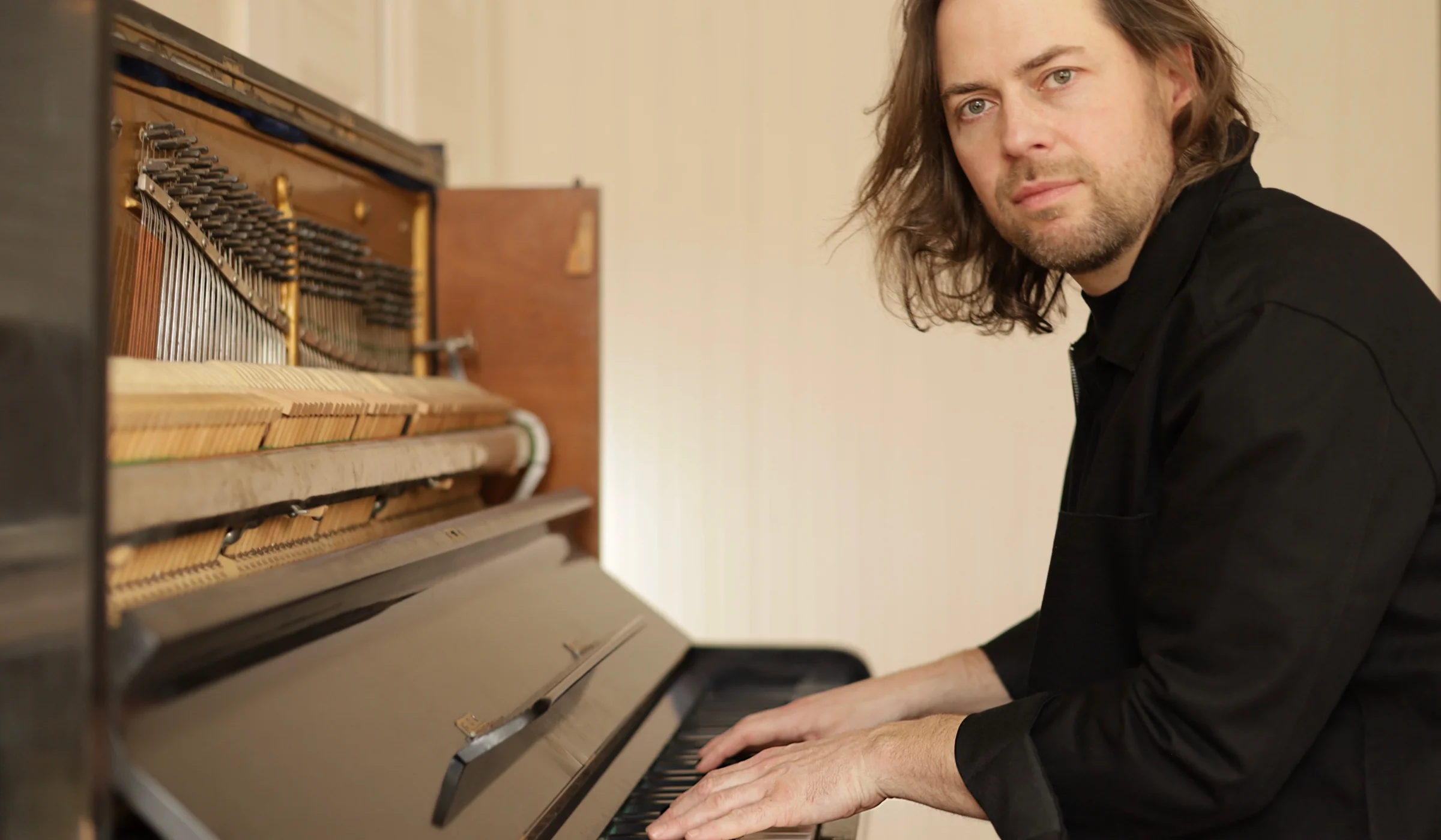 Simon Anke an einem Klavier
