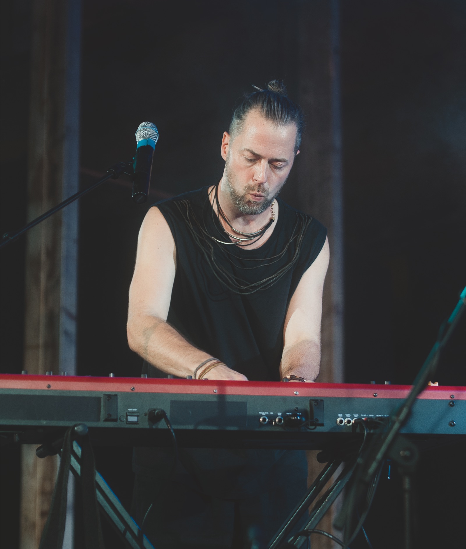 Simon Anke live am Keyboard beim LÜX-Konzert im Luftschloss Berlin