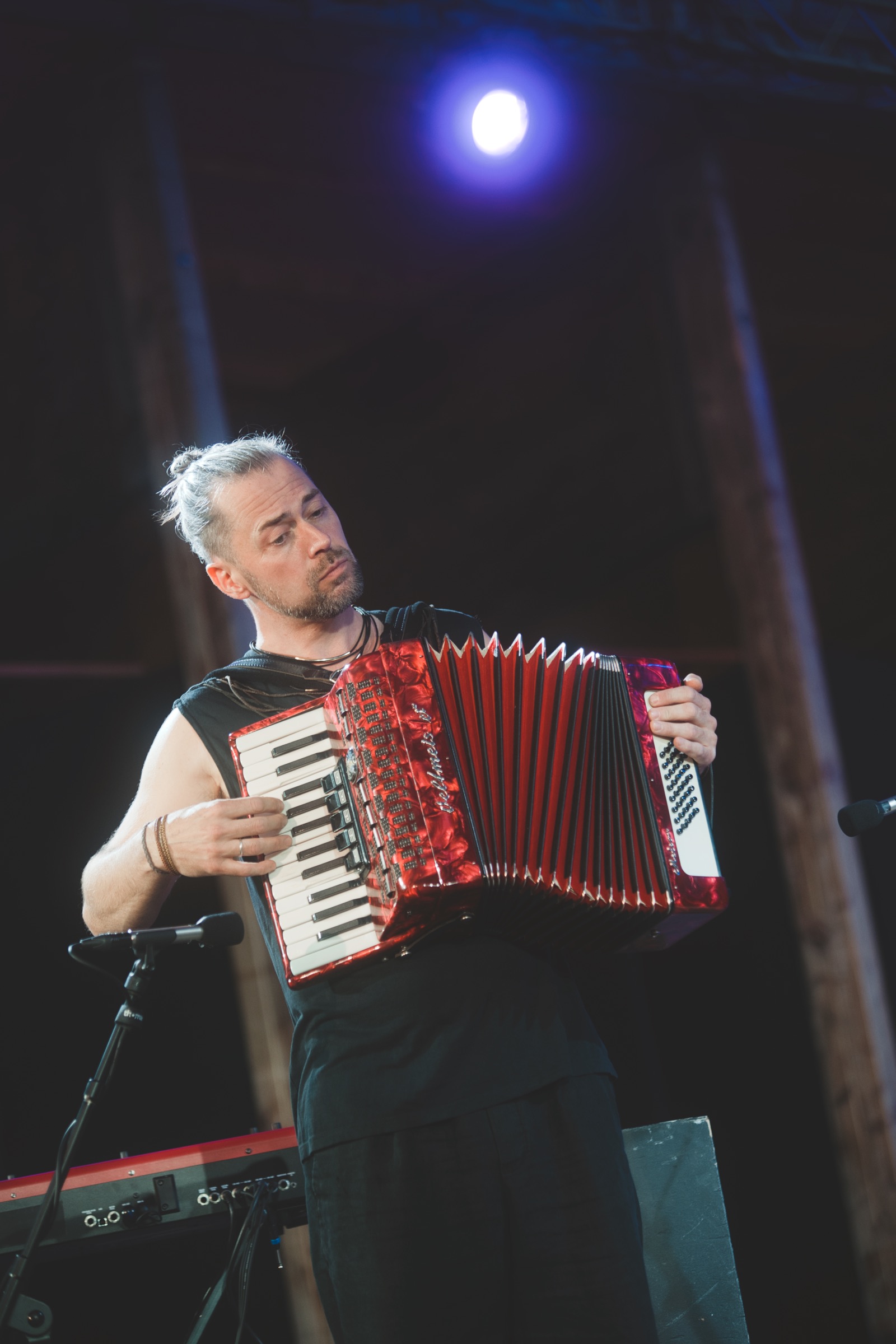 Simon Anke mit Akkordeon beim LÜX-Konzert im Luftschloss Berlin