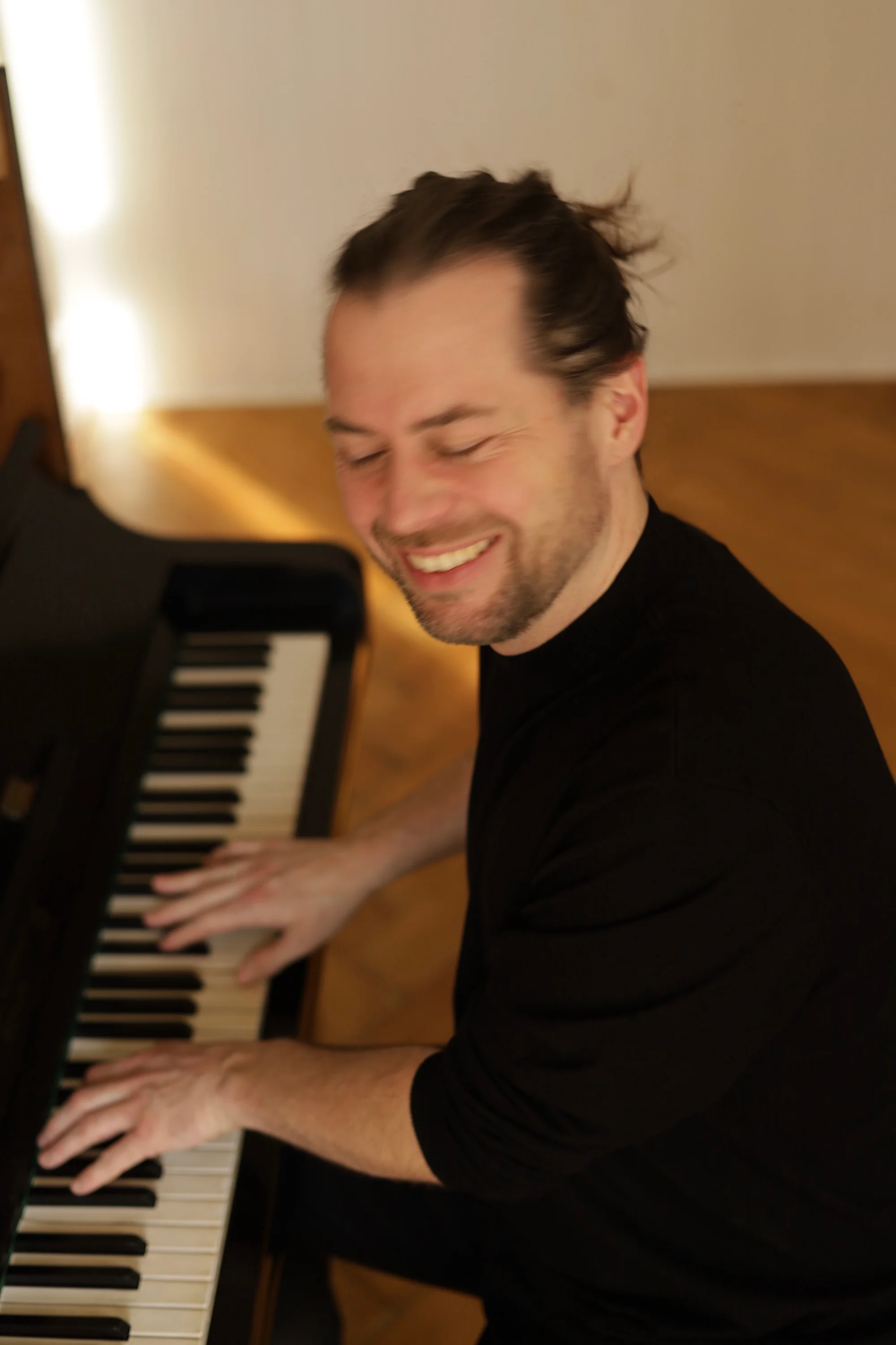 Am Klavier (hochkant)