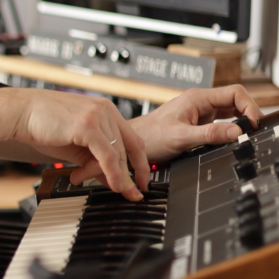 Simon Ankes Hände am Moog Minitaur